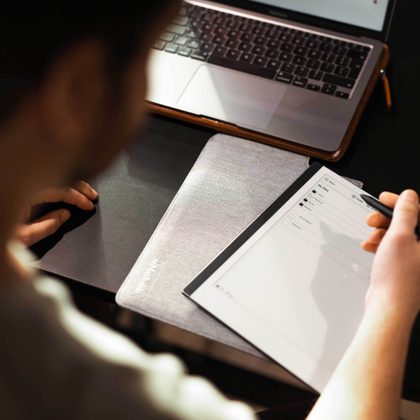 Collega schrijft in boekje