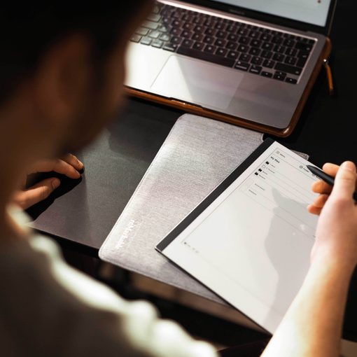 Collega schrijft in boekje