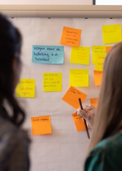 Collegas plakken post its