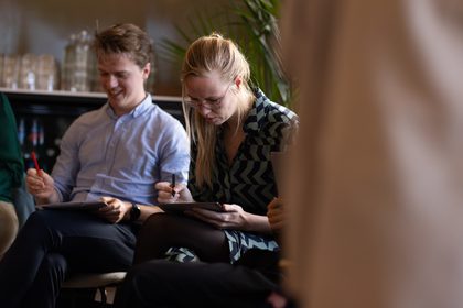 Noraly en Daan schrijven