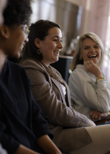 Drie vrouwelijke Mixit medewerkers lachen om gekkigheid