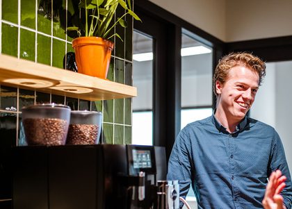 Daan bij het koffieapparaat