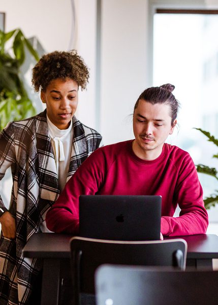 Segourney en Joost met laptop 2