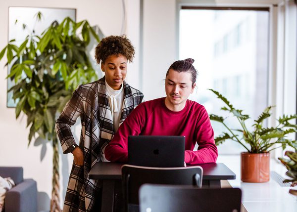 Segourney en Joost met laptop 2